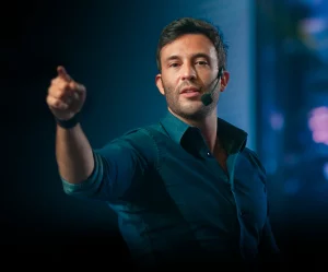 Ricardo Novack da Sucessodonto Select apontando o dedo em riste para frente